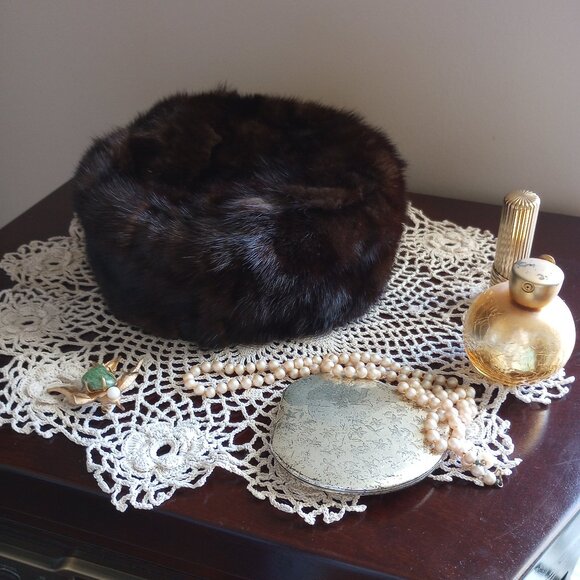 ***SOLD*** Vintage 60s Beautiful Glossy Brown Ranch Mink Pillbox Hat - Picture 8 of 9